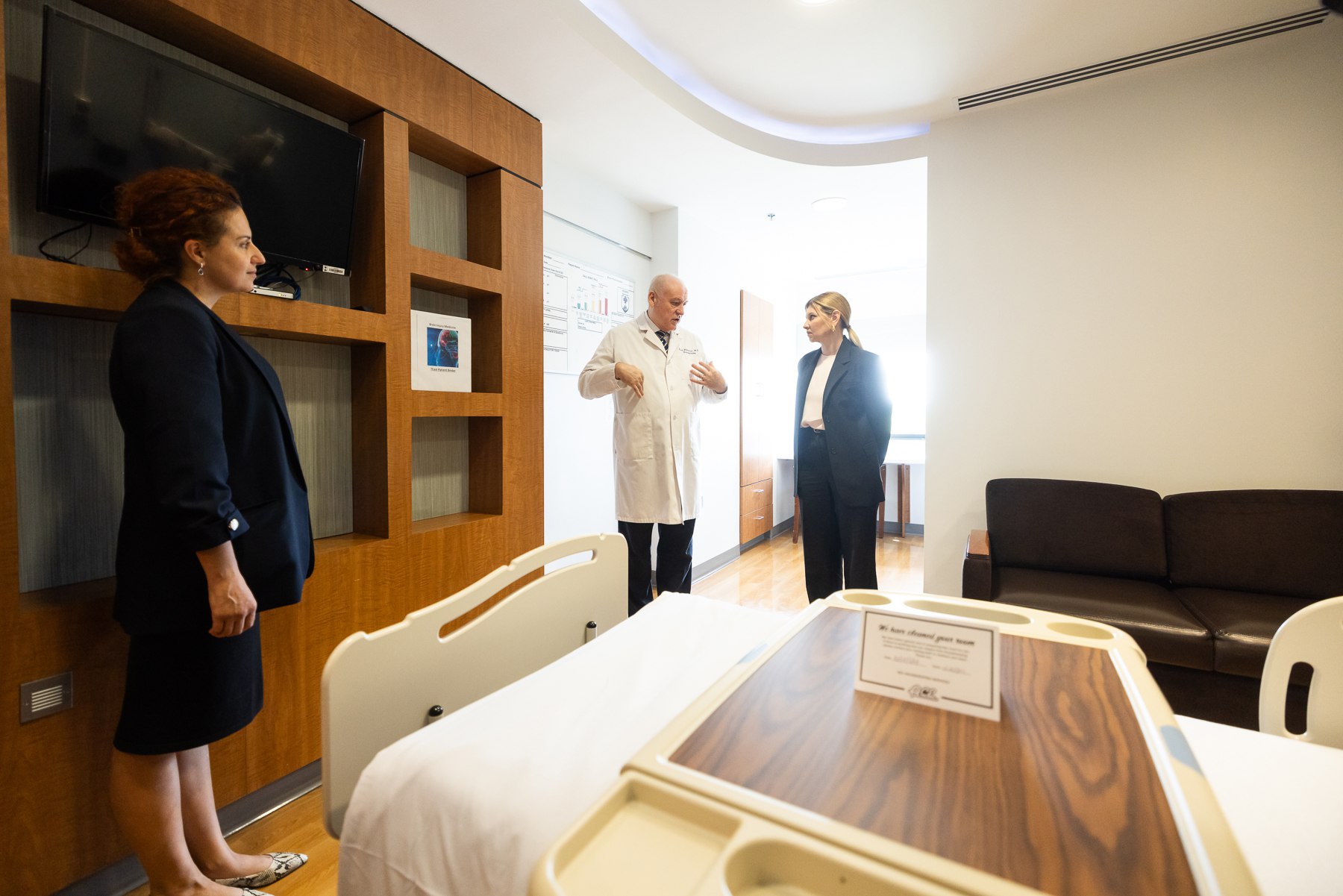 Ошатна вишиванка та ефектний костюм: Зеленська вразила стильними образами у США